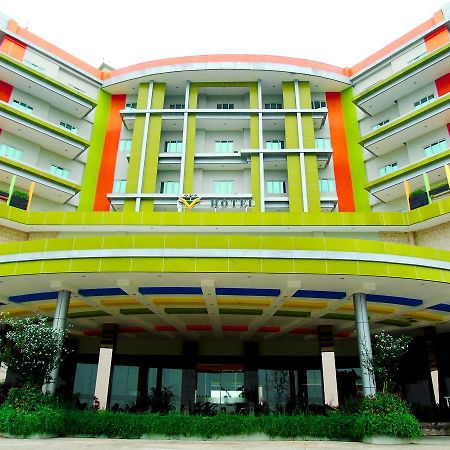 Golden Harvest Hotel Jambi Exterior foto