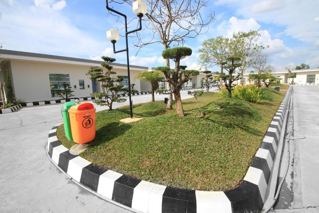Golden Harvest Hotel Jambi Exterior foto