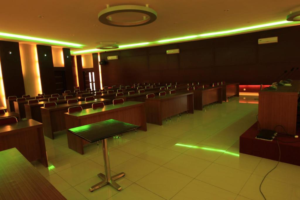 Golden Harvest Hotel Jambi Exterior foto