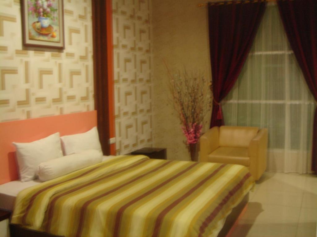 Golden Harvest Hotel Jambi Quarto foto