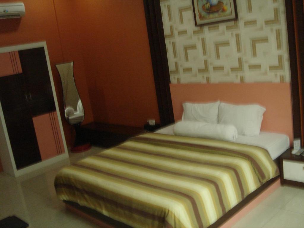 Golden Harvest Hotel Jambi Quarto foto