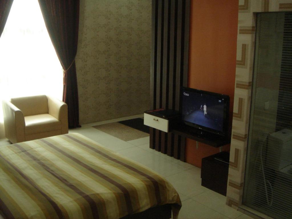 Golden Harvest Hotel Jambi Quarto foto