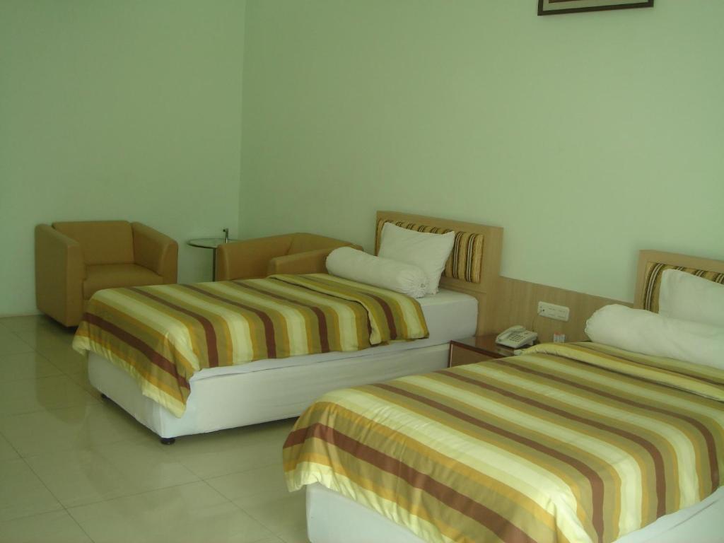 Golden Harvest Hotel Jambi Quarto foto