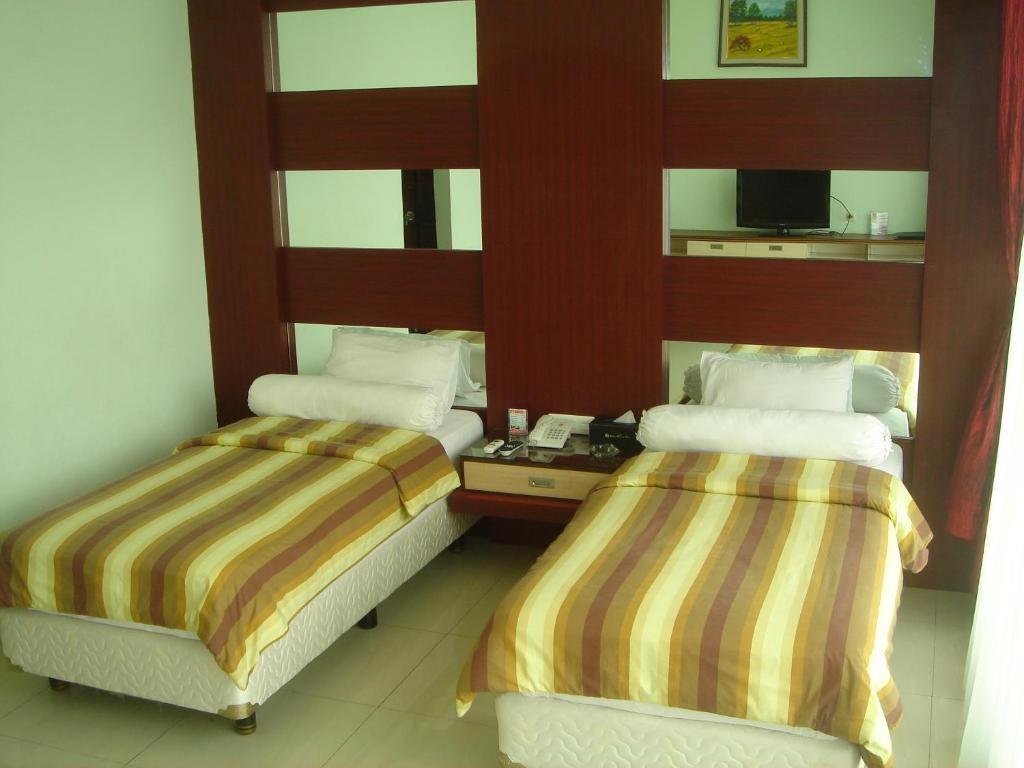 Golden Harvest Hotel Jambi Quarto foto