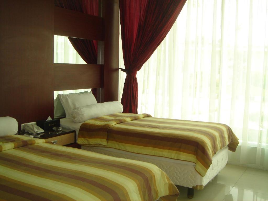 Golden Harvest Hotel Jambi Quarto foto