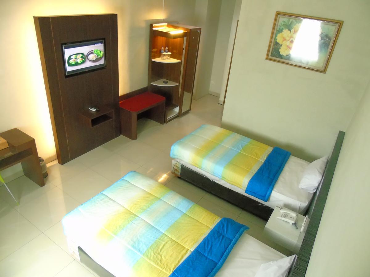 Golden Harvest Hotel Jambi Exterior foto