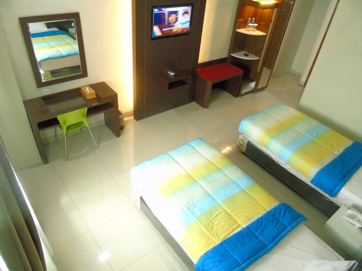 Golden Harvest Hotel Jambi Exterior foto