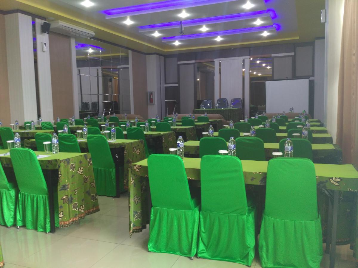 Golden Harvest Hotel Jambi Exterior foto