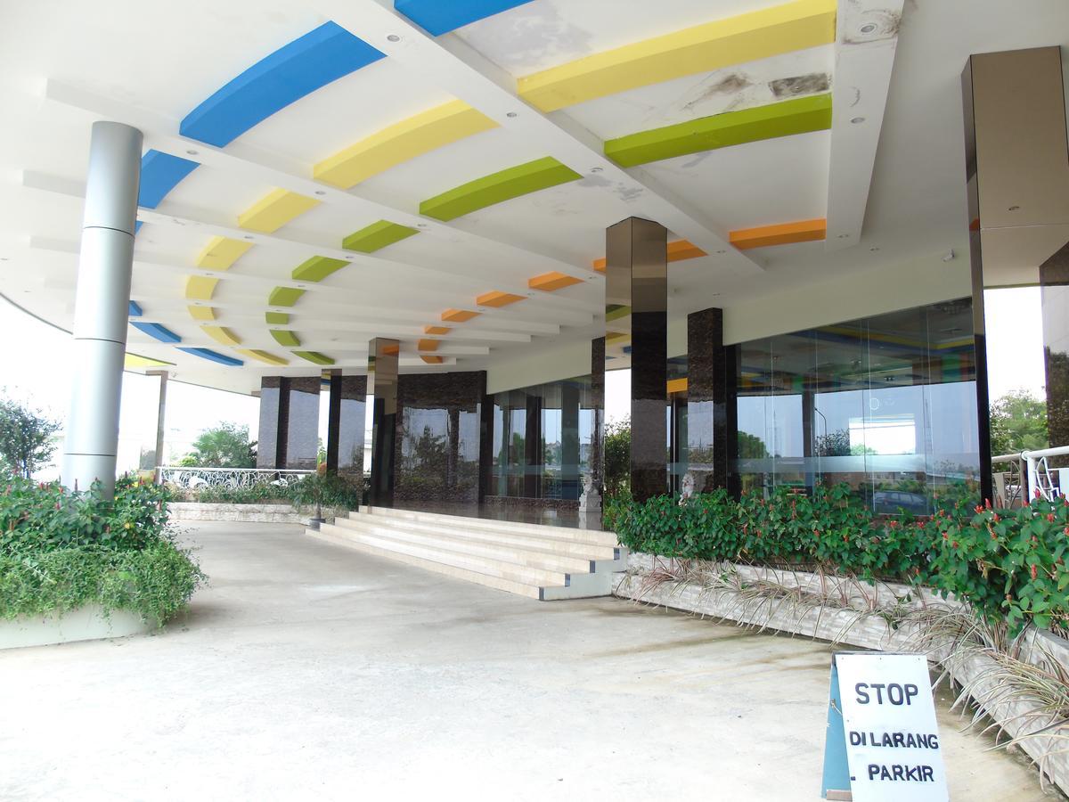 Golden Harvest Hotel Jambi Exterior foto
