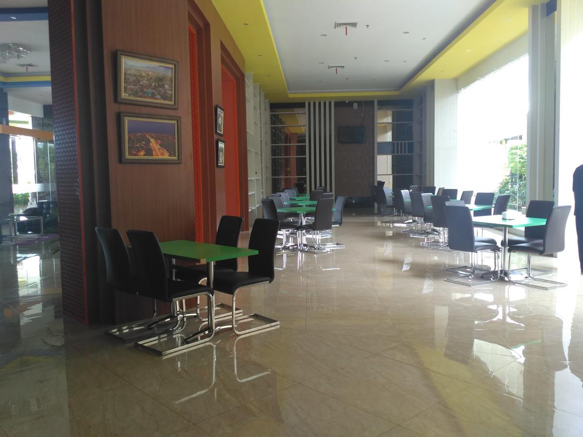 Golden Harvest Hotel Jambi Exterior foto