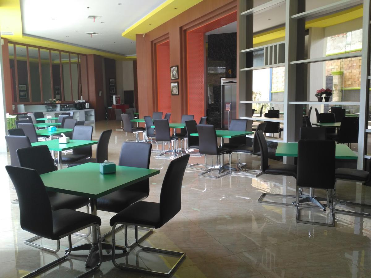 Golden Harvest Hotel Jambi Exterior foto