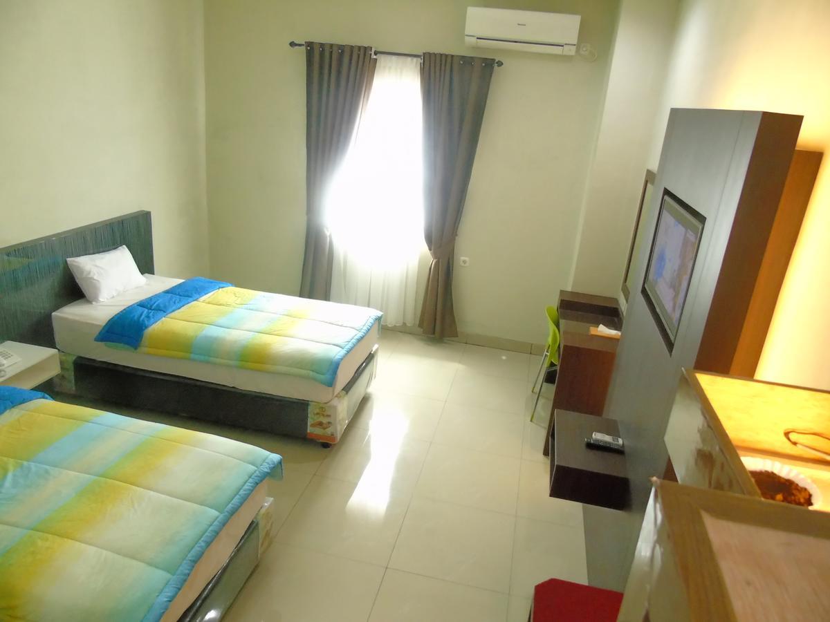 Golden Harvest Hotel Jambi Exterior foto