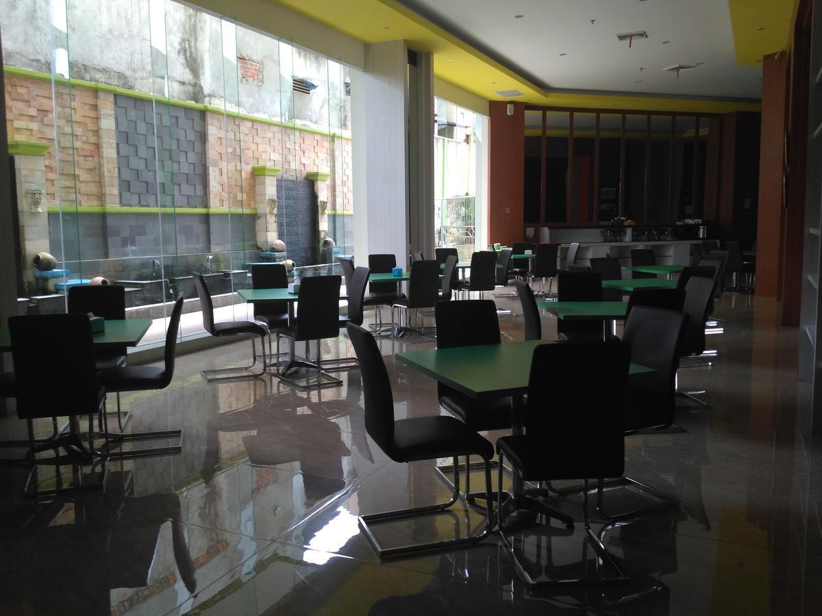 Golden Harvest Hotel Jambi Exterior foto